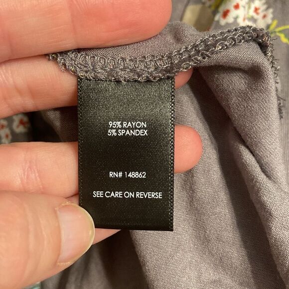Torrid Gray Floral Super Soft Knits Faux Wrap Chic Romantic Blouse Size 0 - Picture 8 of 9